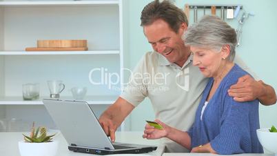 Senioren vor Laptop