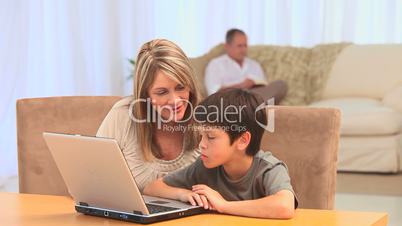 Mutter und Sohn vor Computer