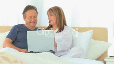 Paar mit Computer
