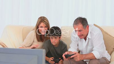 Video-Spiel mit Familie