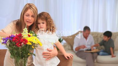 Mutter und Tochter betrachten Blumenstrauss