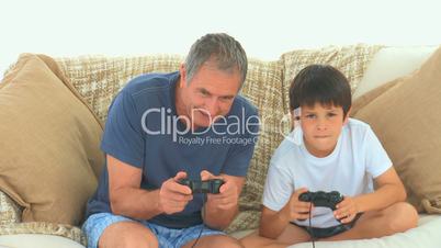 Vater und Sohn spielen Play-Station