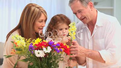 Familie mit Blumenstrauß