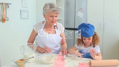 Kind und Großmutter beim Backen