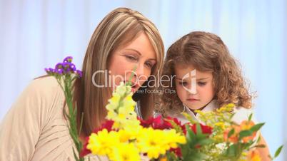 Familie mit Blumenstrauß