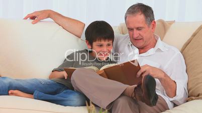Großvater liest Enkel vor