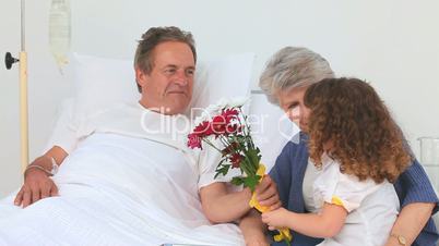 Familie besucht Ehemann im Krankenhaus