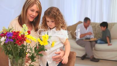 Großmutter und Enkel mit Blumenstrauß