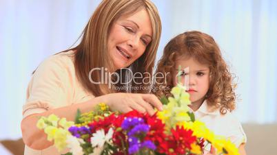 Großmutter und Enkel mit Blumenstrauß