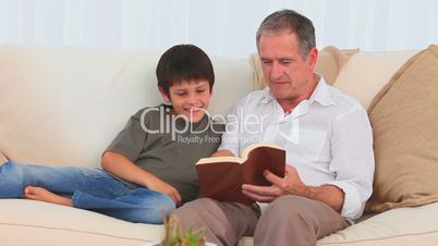 Großvater liest Enkel vor