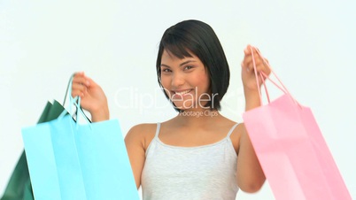 Frau freut sich über erfolgreichen Einkauf