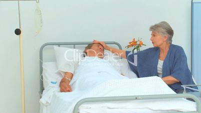 Frau besucht Ehemann im Krankenhaus