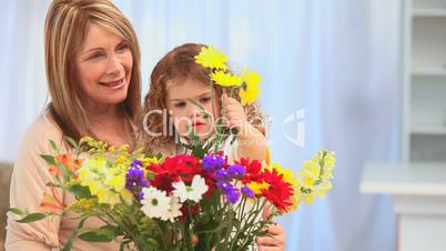 Großmutter zeigt ihrem Enkel verschiedene Blumen