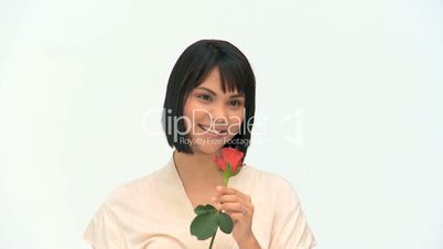 Frau genießt Blumenduft