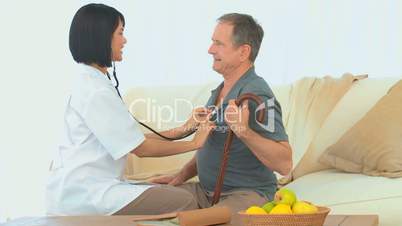 Ärztin mit Patient