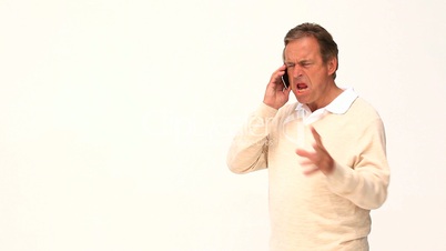 älterer Mann telefoniert mit einem Mobiltelefon
