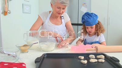 Kind und Großmutter beim Backen