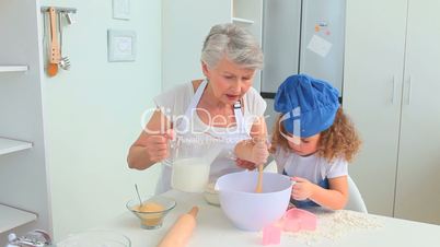 Kind und Großmutter beim Backen