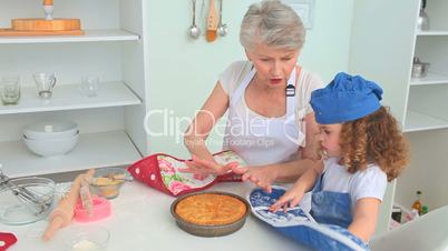 Kind und Großmutter beim Backen