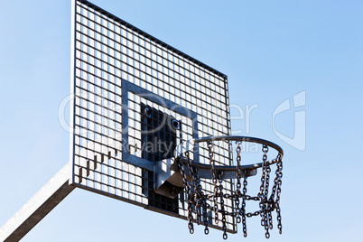 Verzinkter Basketballkorb mit blauen wolkenlosen Himmel 850