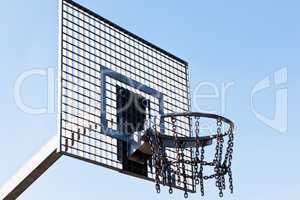 Verzinkter Basketballkorb mit blauen wolkenlosen Himmel 850
