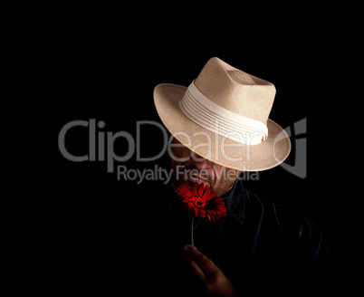 Mann mit Hut und Blume