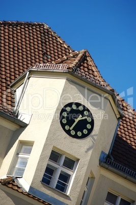 Uhr am Erker eines Altbaus in Berlin Kreuzberg