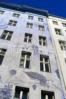 Malerei an einem Altbau Haus in Berlin Kreuzberg