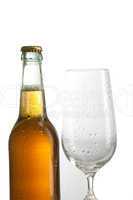 Bierflasche und leeres Glas