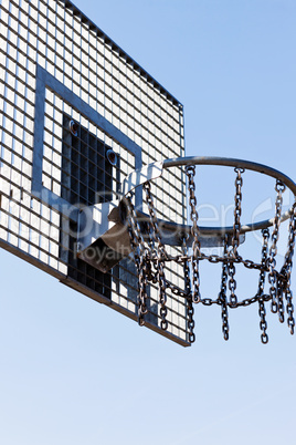 Verzinkter Basketballkorb mit blauen wolkenlosen Himmel 851