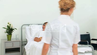 Visite am Krankenbett eines Mannes