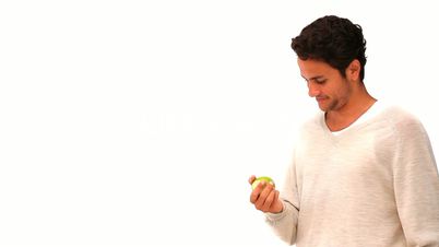 Mann isst Apfel