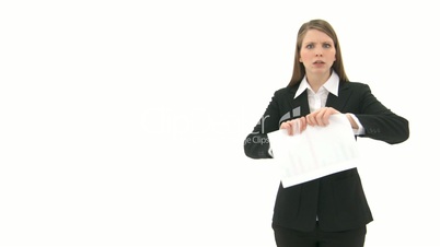 Frau zerreißt Papier