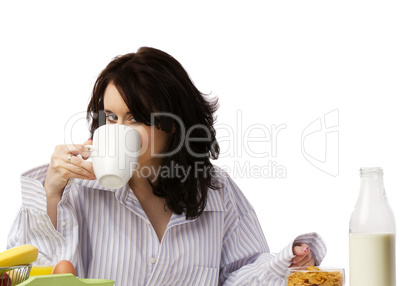 junge frau trinkt kaffee beim frühstück