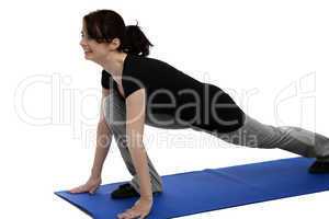 junge frau trainiert auf einer yoga matte