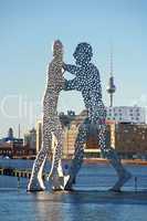 Kunstwerk Molecule Men auf der Spree in Berlin