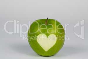 Grüner Apfel mit Herzsymbol