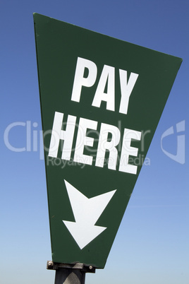 Schild: Pay here, Bezahlen Sie hier