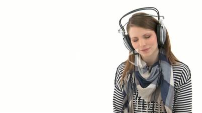 Schöne Frau hört mit Kopfhörern Musik