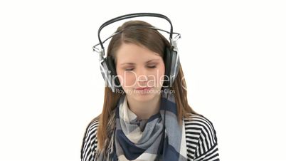 Schöne Frau hört mit Kopfhörern Musik