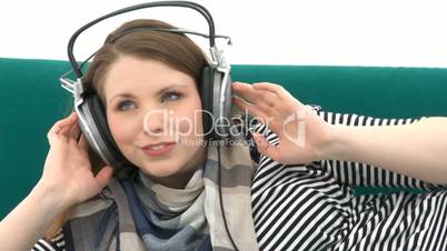 Hübsche Frau hört Musik