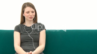 Hübsche Frau hört Musik