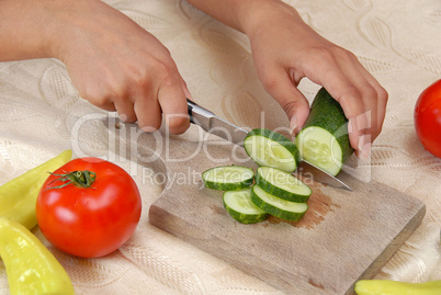 Preparing vegetable salad