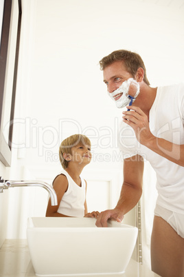 Mann mit Sohn beim Rasieren
