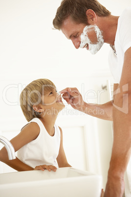 Mann mit Sohn beim Rasieren