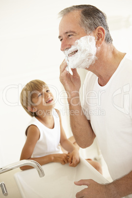 Opa mit Enkel beim Rasieren