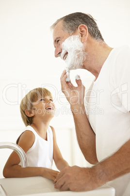 Opa beim Rasieren mit Enkel