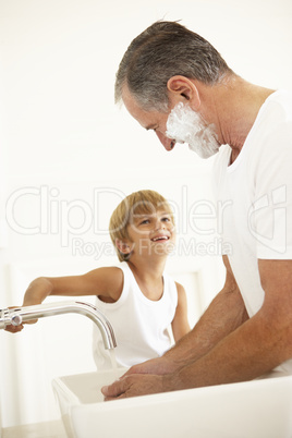 Großvater mit Enkel beim Rasieren