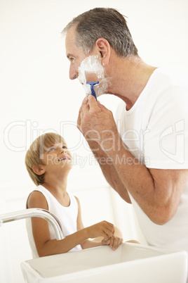Großvater mit Enkel beim Rasieren