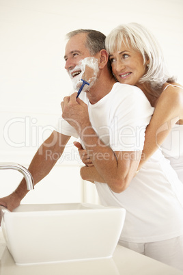 Paar beim Rasieren